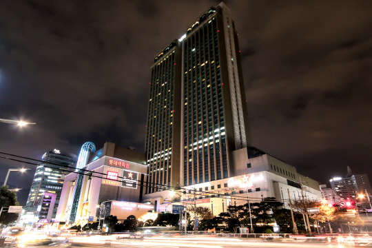 롯데호텔부산(www.lottehotel.com/busan)이 이달 15일부터 8월 31일까지 삼성카드 결제 고객을 대상으로 경품 증정 이벤트를 벌인다. 추첨을 통해 1등 1명에게 롯데호텔부산 프리미어 객실 2박 숙박권 및 클럽 라운지 2인 이용 혜택을, 2등 2명에게 롯데호텔부산 이그제큐티브 룸 1박 숙박권 및 조식 2인 이용 혜택을, 3등 5명에게 롯데호텔부산 뷔페 식당 라세느 2인 이용권을 각각 증정할 예정이다. 롯데호텔부산 야경.    롯데호텔부산 제공